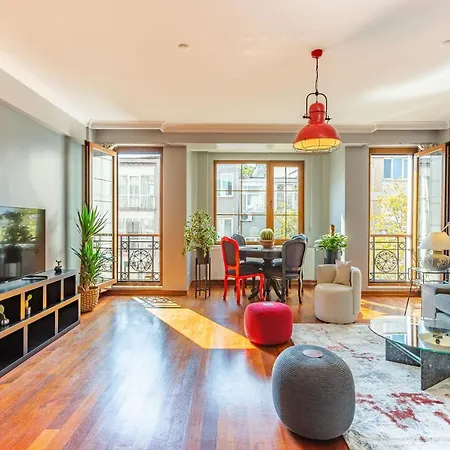 Outstanding Flat With Calming View Near Trendy Attractions In Nisantasi شقة *